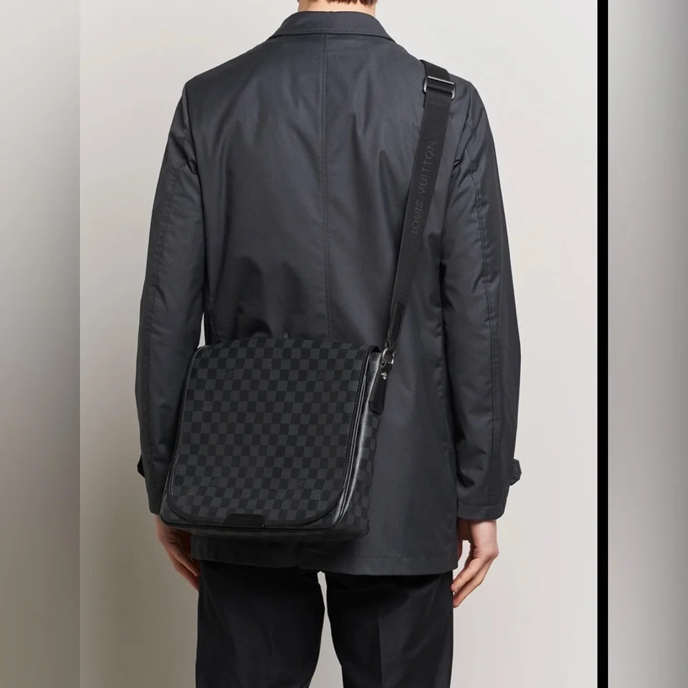Authentic Louis Vuitton Damier Graphite Shoulder Bag MM Messenger bag